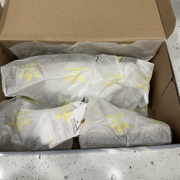 Adidas Samba OG UK 7.5 White & Gum - NEW in box. Never been worn. - Picture 6 of 9